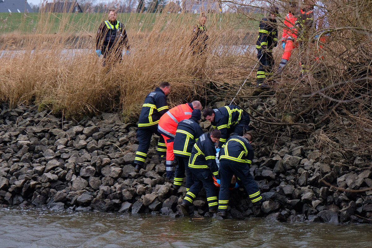 Schrecklicher Fund in der Elbe: Feuerwehr zieht Leiche aus dem Wasser