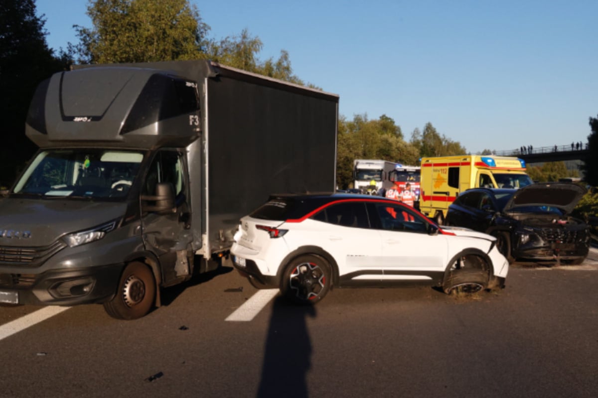 Schwerer Unfall mit mehreren Fahrzeugen, Bundesstraße gesperrt