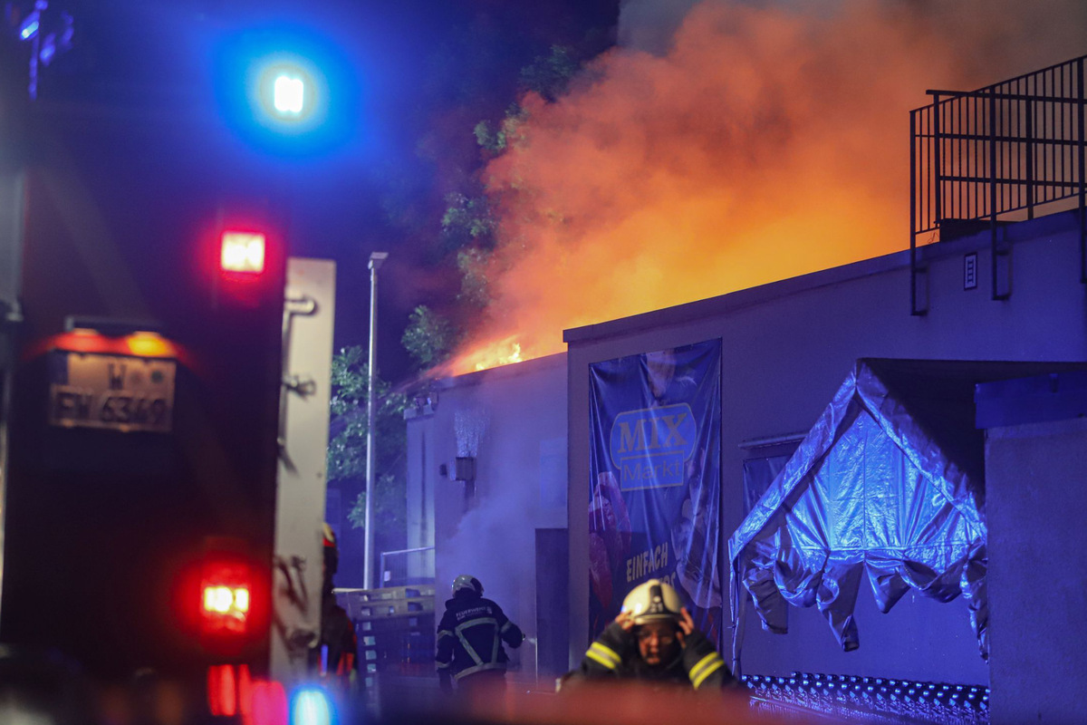 Meterhohe Flammen: Supermarkt in Wuppertal brennt lichterloh