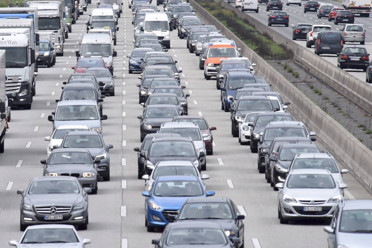 Auffahrunfall sorgt für Vollsperrung auf der A5: Kilometerlanger Stau!