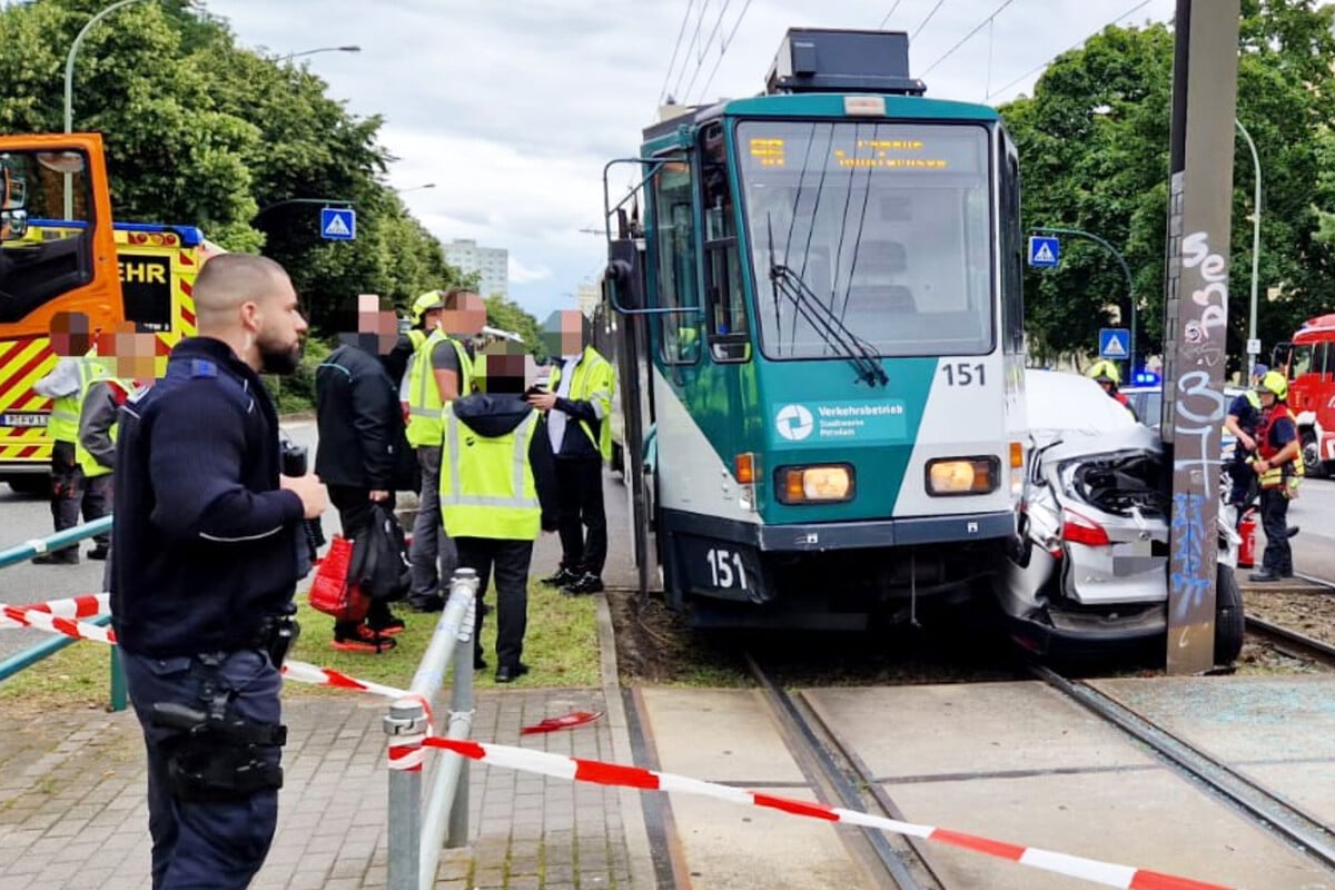 Nach Crash mit Tram in Potsdam: Ford eingeklemmt