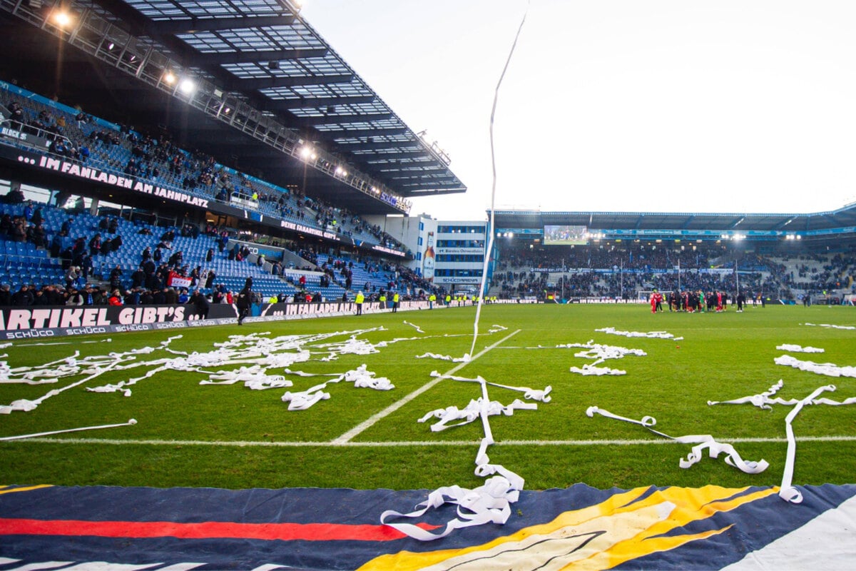 Skurrile-Szenen-in-der-3-Liga-Warfen-Fans-hier-Klopapier-aufs-Feld-