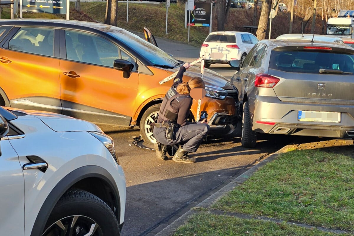 unfall-in-chemnitz-renault-kracht-gegen-parkende-autos