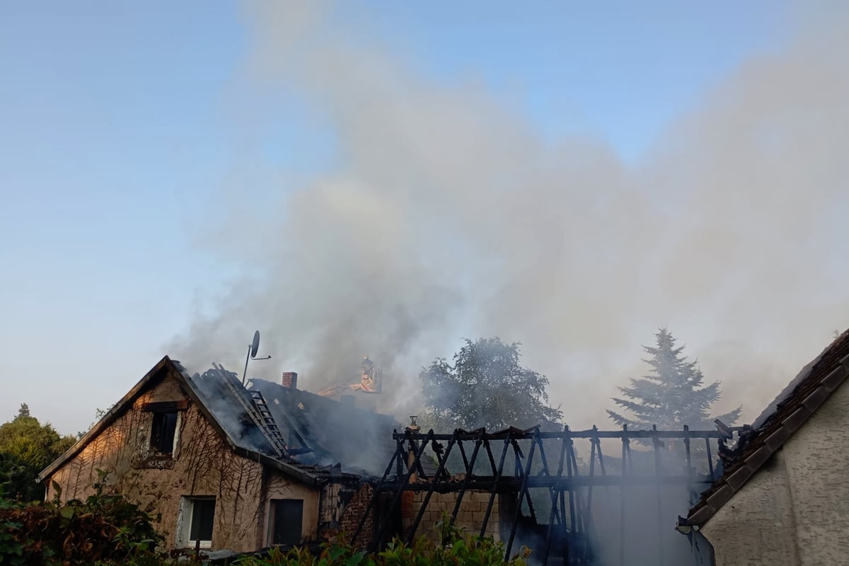 Feuerwehr-Großeinsatz: Scheune in Solingen steht in Flammen