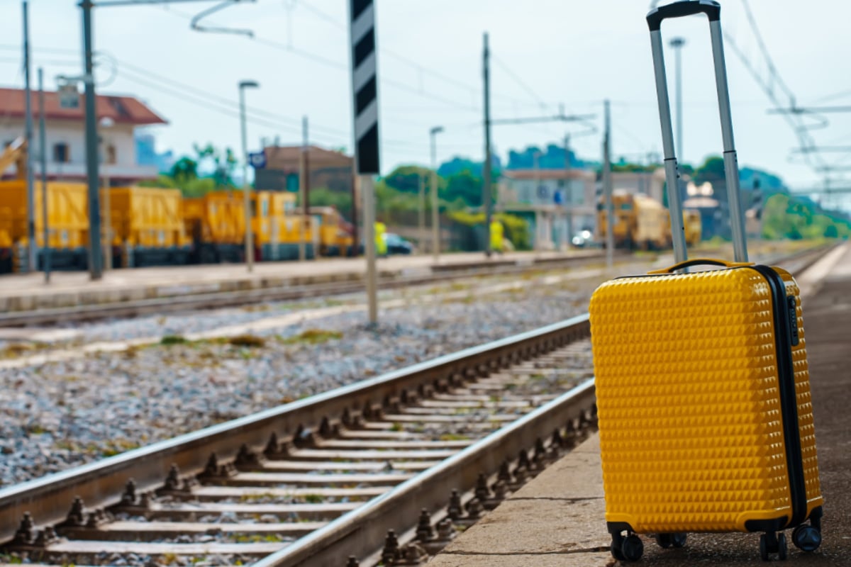 Mysteriöser Koffer allein im Zug: Sprengstoff-Spürhunde angefordert