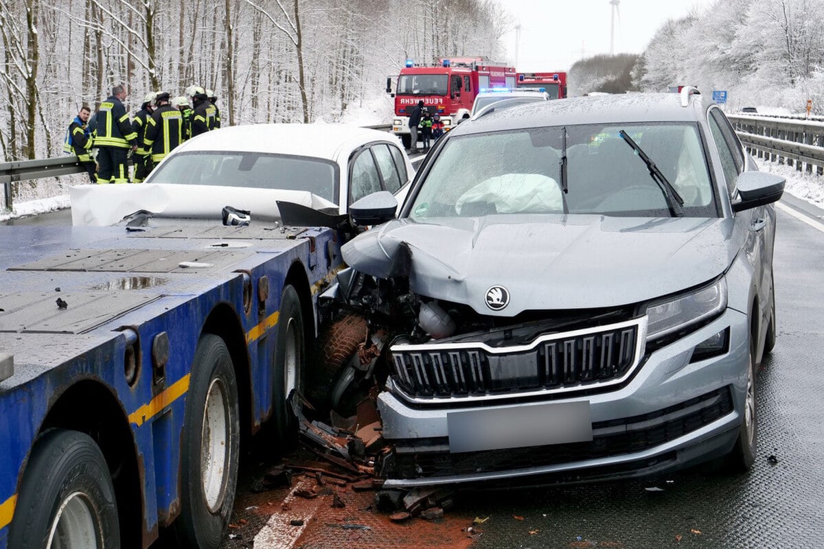 Massenkarambolage Auf Der A44: Sieben Autos Und Ein Lkw Krachen An ...