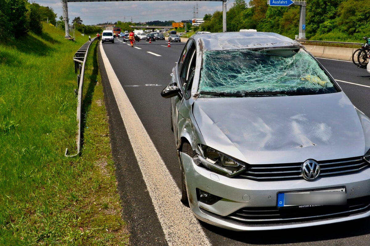 VW überschlägt sich nach Kollisionen auf A8: Drei teils schwer Verletzte