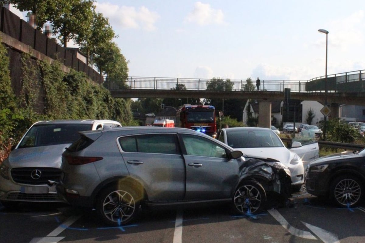 Kia-Fahrer prallt gegen mehrere Autos: Hätte der Verursacher nicht fahren dürfen?
