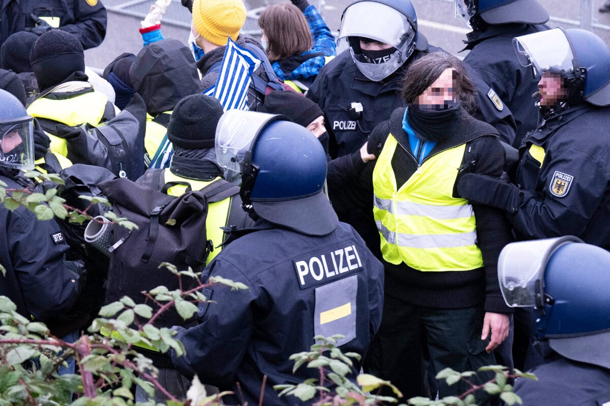 Gewalt-bei-Anti-AfD-Protesten-in-Gie-en-Gegen-Polizisten-und-Demonstranten-wird-ermittelt