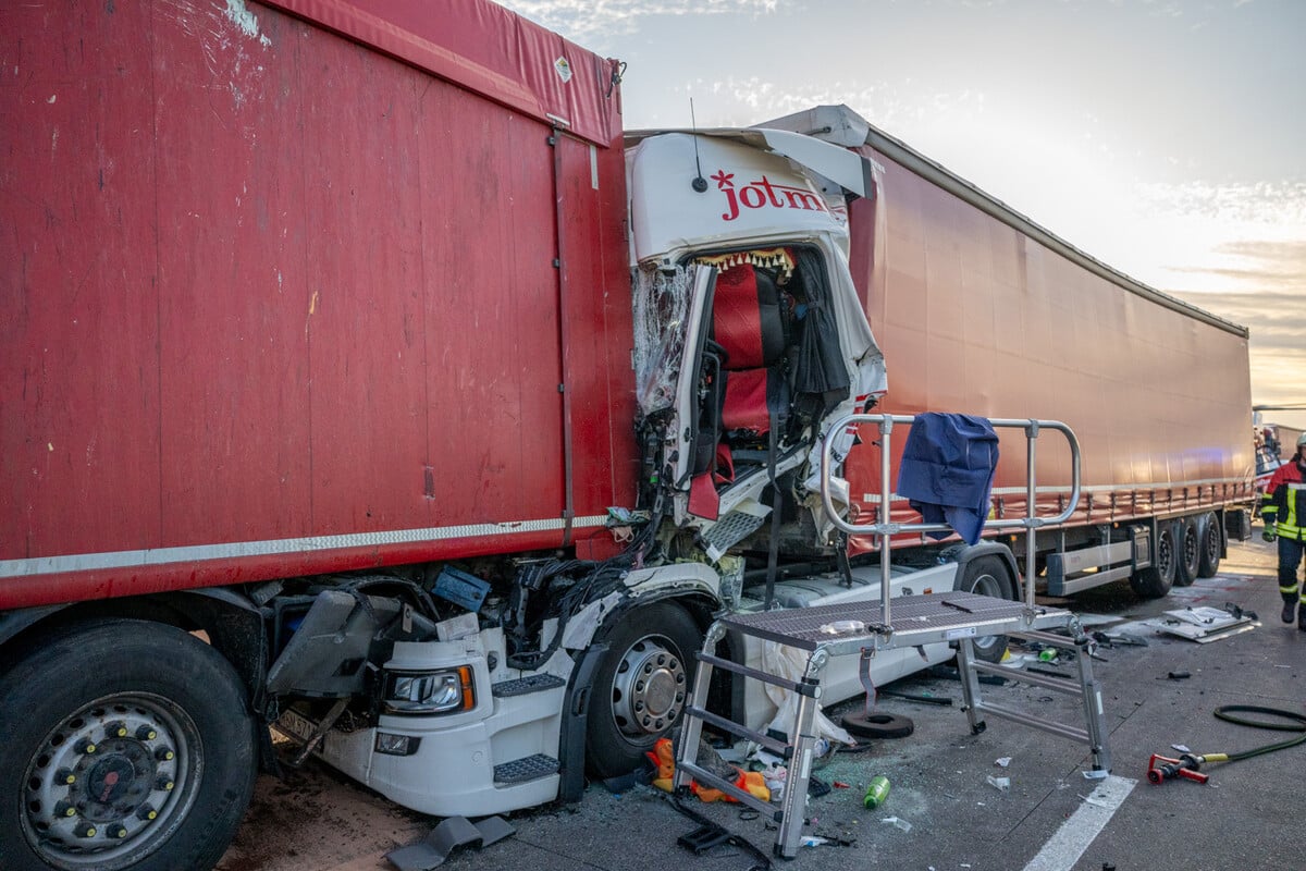 Lkw-Fahrer kracht in Stauende: 62-Jähriger lebensgefährlich verletzt