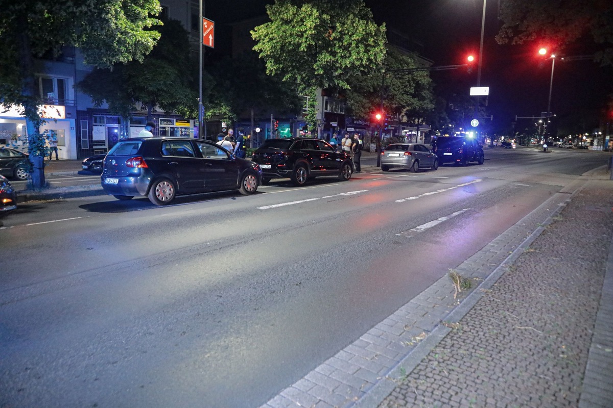 Autos rasen über B7 in Wuppertal Polizei verhindert Rennen zwischen