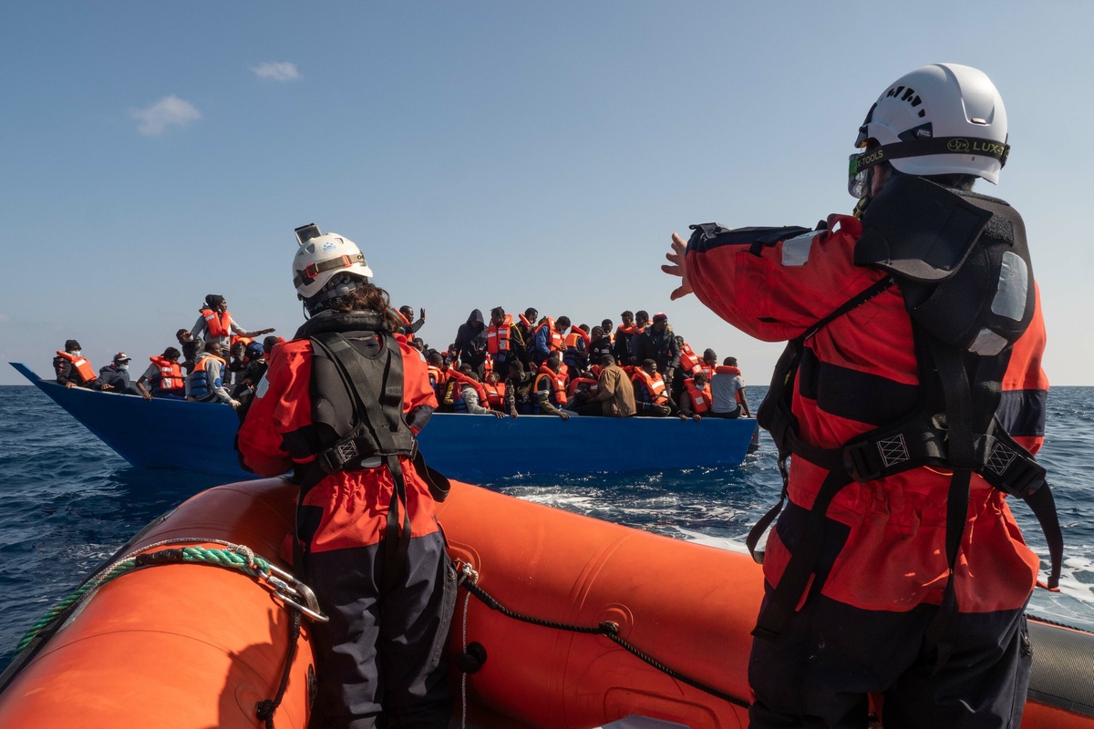 Deutsche Organisation Sea-Watch rettet Dutzende Menschen aus Seenot