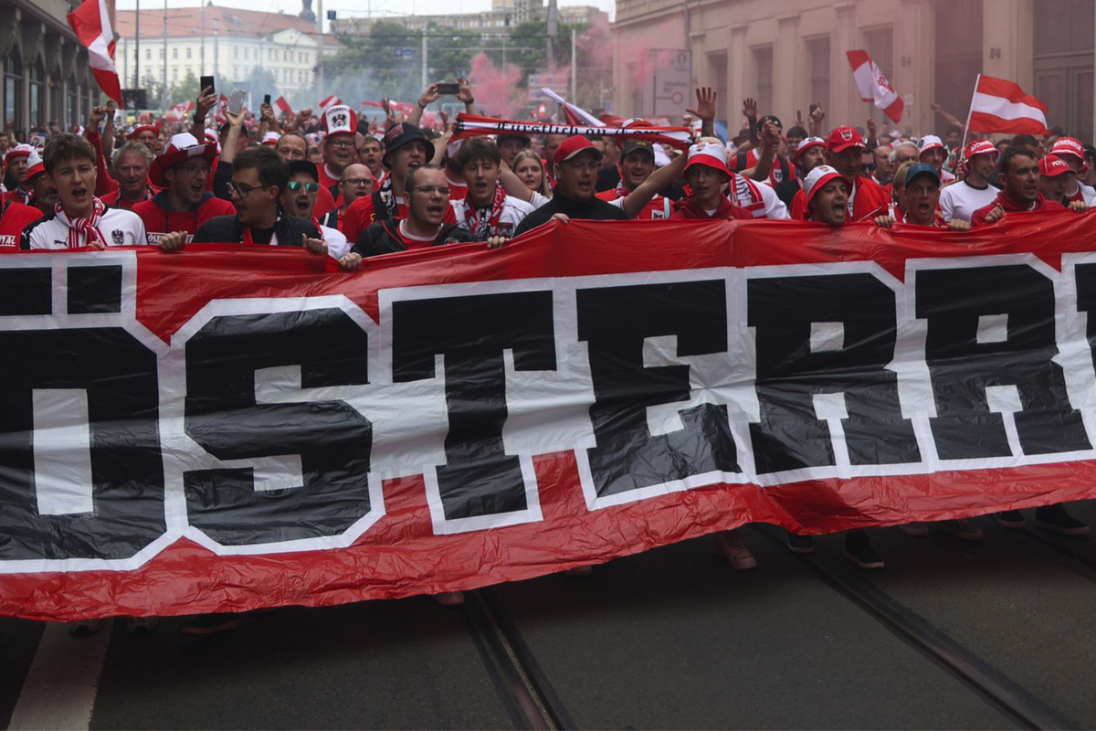 EM-Achtelfinale färbt Leipzig rot-weiß: Türken und Österreicher marschieren zum Stadion