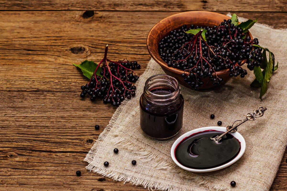 Volles-Aroma-mit-nur-5-Zutaten-Omas-Holundergelee-Rezept