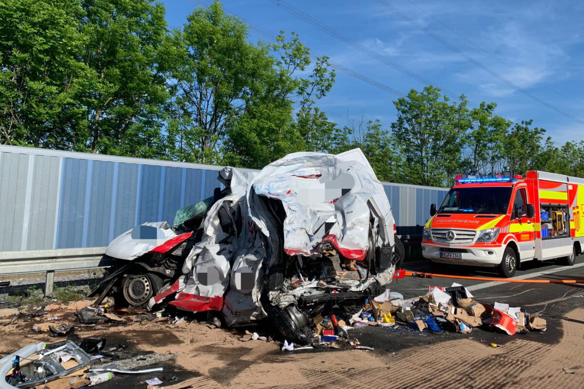 Todlicher Unfall Auf Der A33 Lkw Rast In Transporter Fahrer Stirbt Noch Vor Ort Tag24