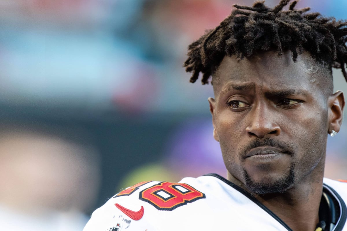 Antonio Brown goes shirtless, leaves Bucs-Jets in bizarre scene