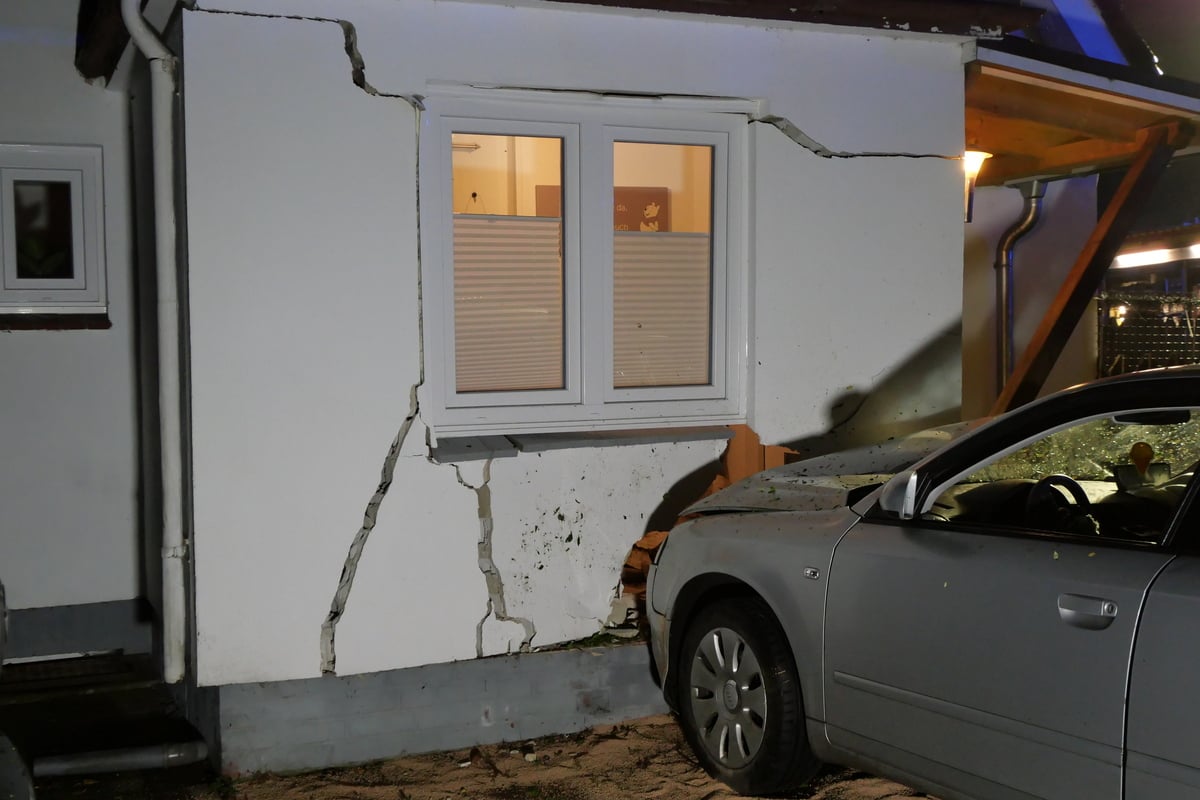 Audi kracht während Gartenparty frontal in Einfamilienhaus