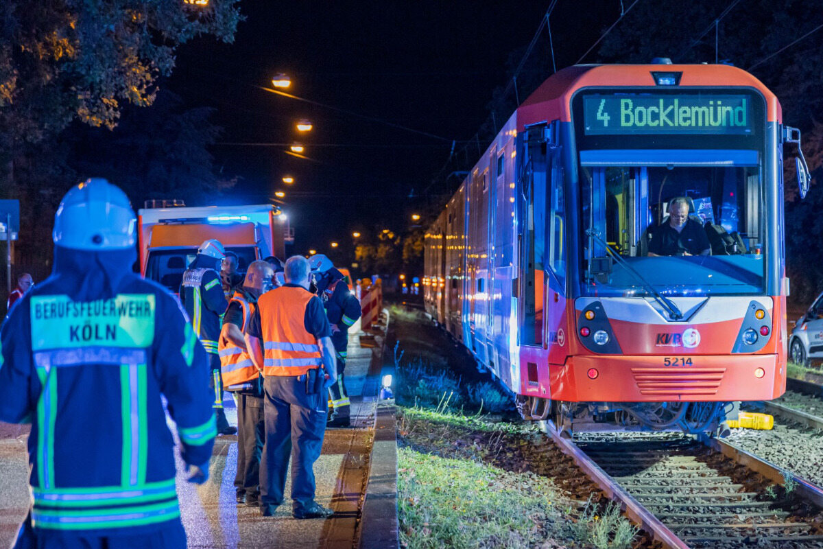 Unfall In Köln: 75-jähriger Senior Fällt Ins Gleisbett Und Wird Von Zug ...