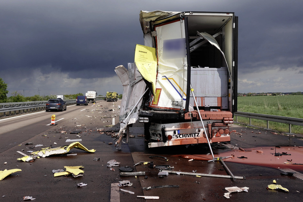 Stau-Chaos nach Unfall auf der A9: Lkw verliert literweise Ladung