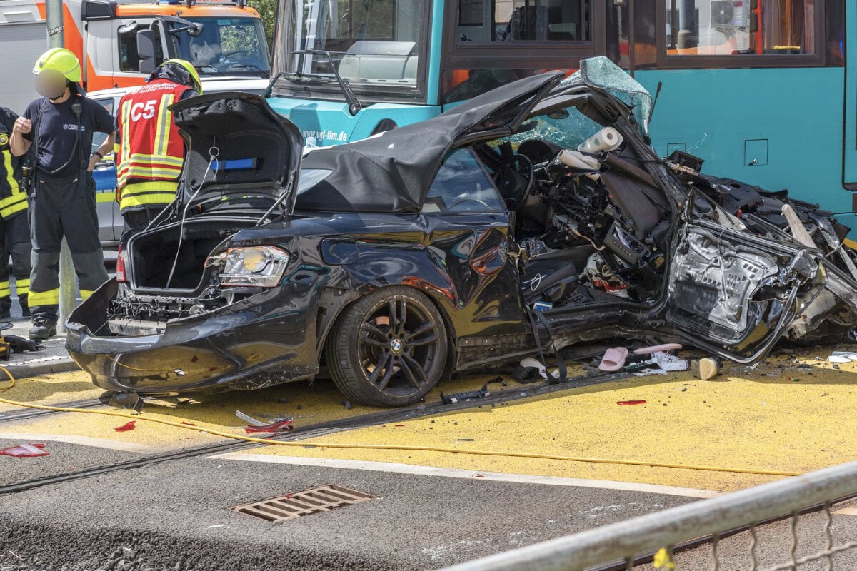Schwerer Unfall! U-Bahn kracht in BMW, Menschen in Cabrio-Wrack eingeklemmt