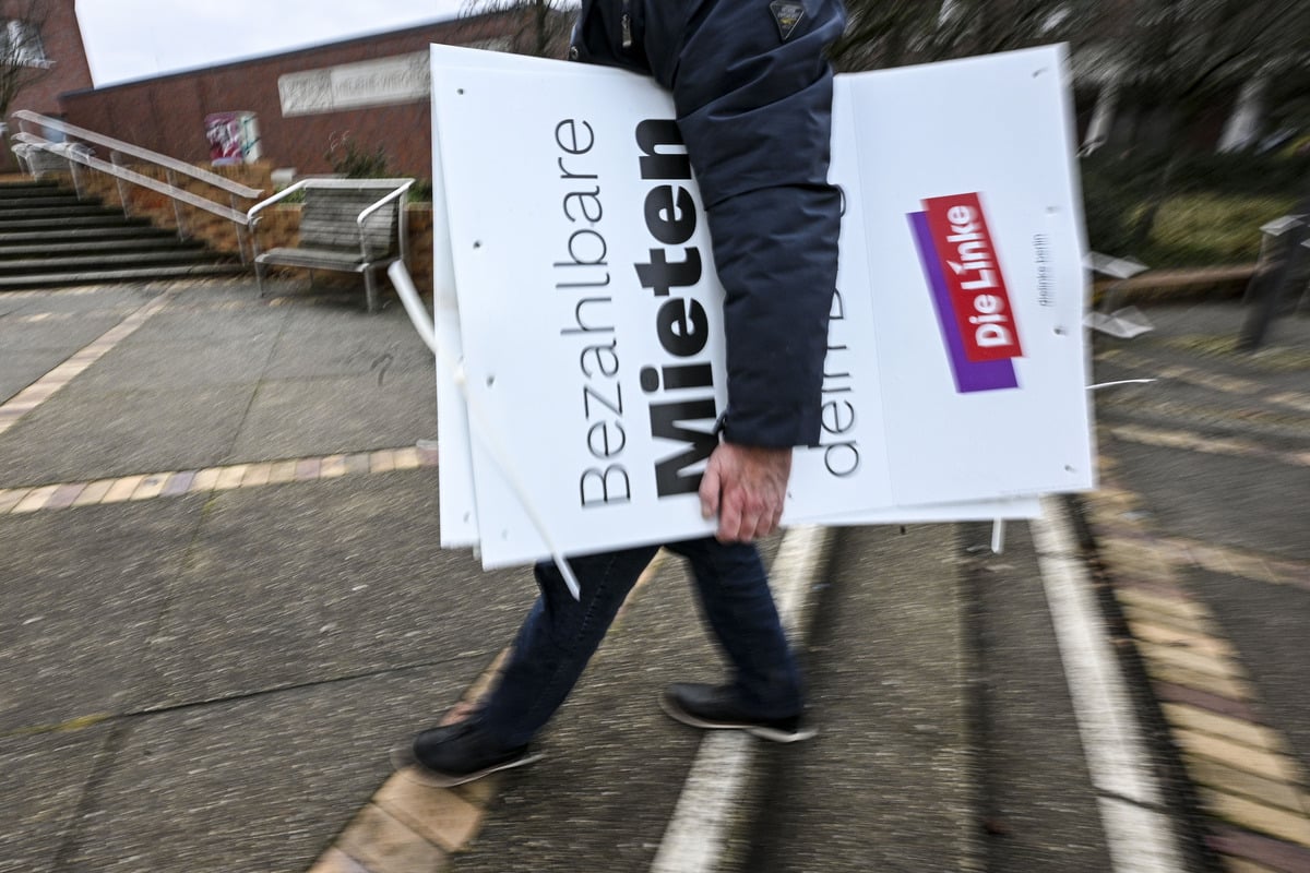 Wahlplakate zerstört und angezündet: Polizei stellt zwei Männer