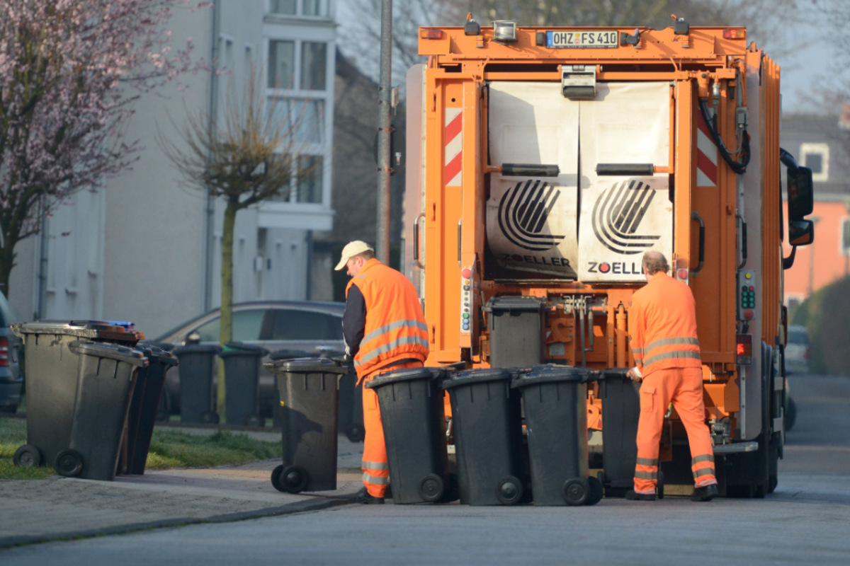 Horror-Unfall! Mann gerät unter Müllwagen, kommt allein nicht mehr raus