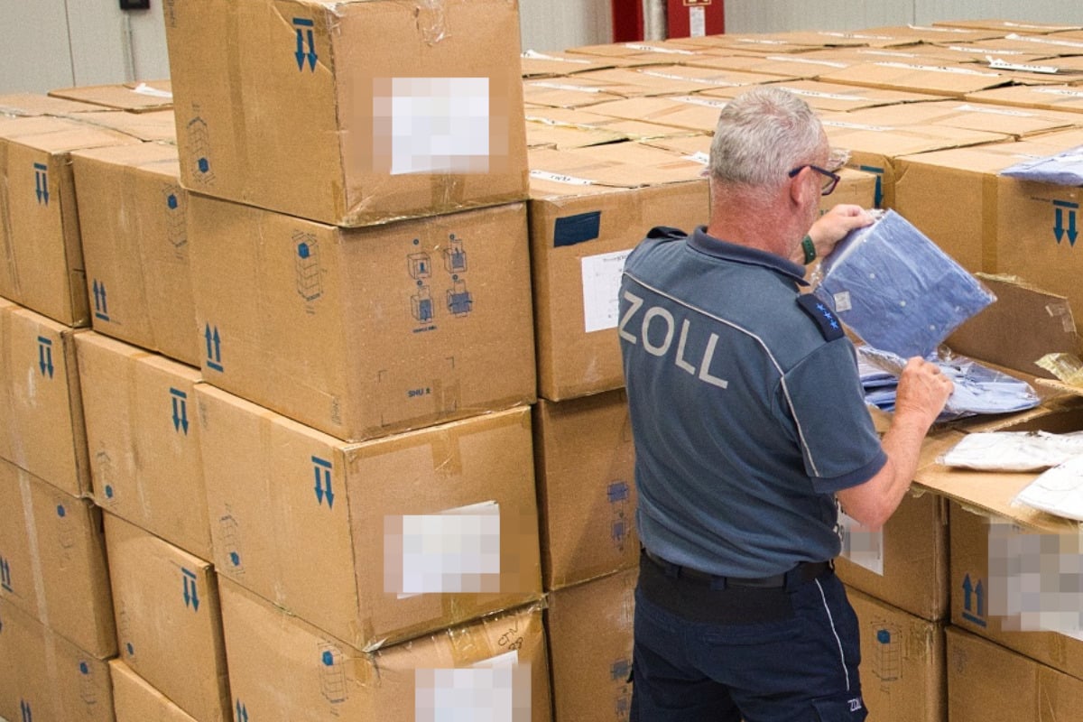 Zoll prüft Fracht mit 300 Kartons: Danach müssen 12.404 Hemden zerstört werden
