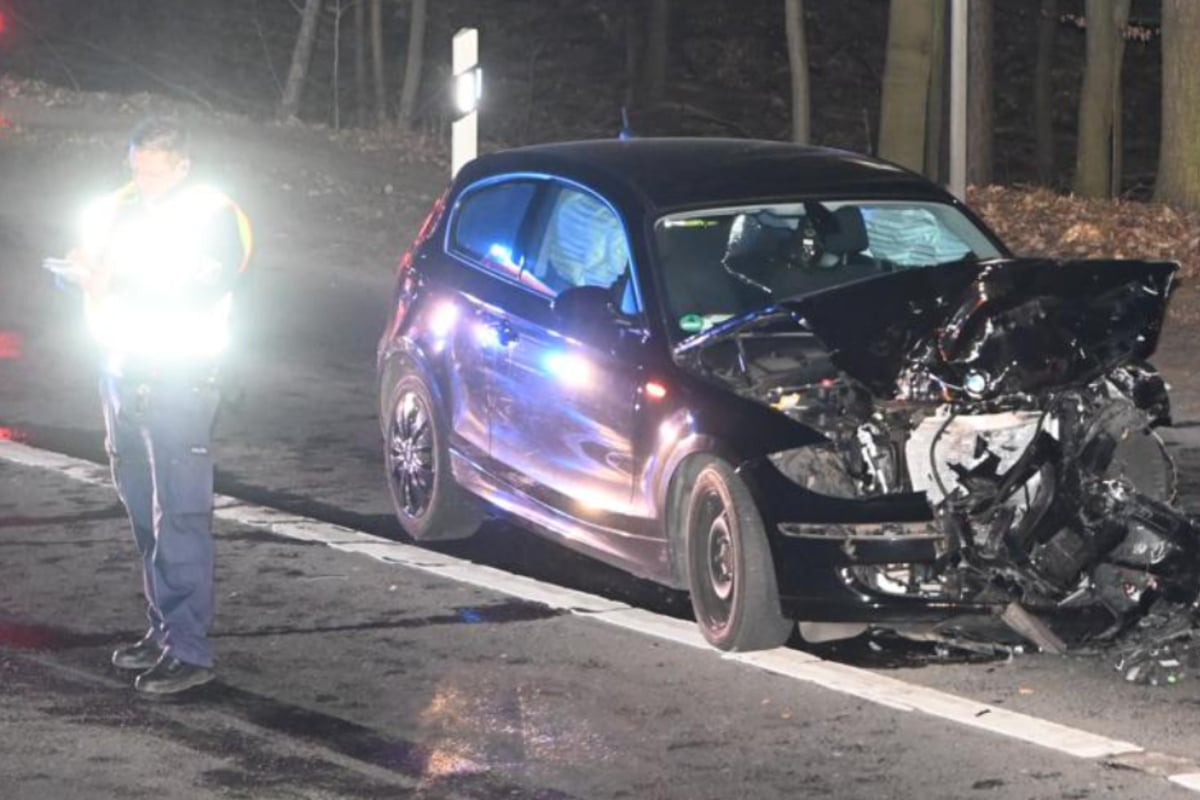 Heftiger Unfall Auf A111: Zwei Frauen Schwer Verletzt