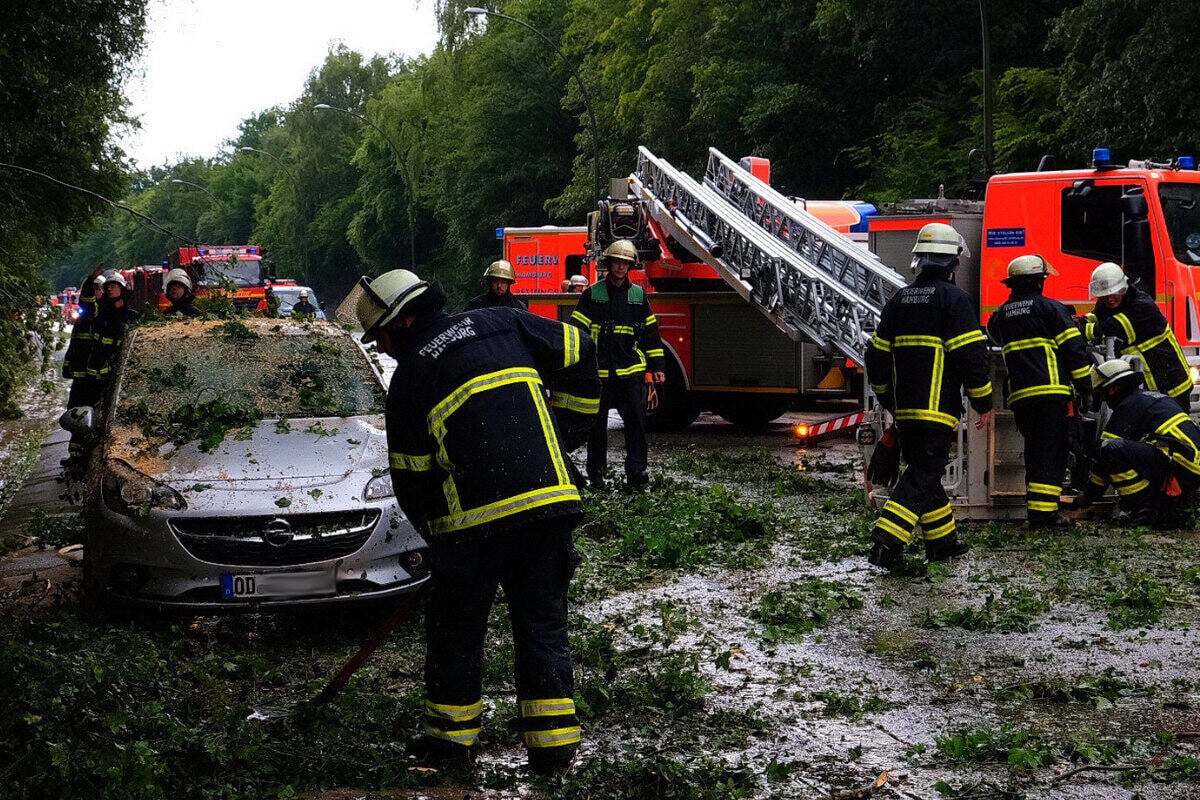 Heftige Regenschauer in Hamburg! Feuerwehr kommt kaum hinterher