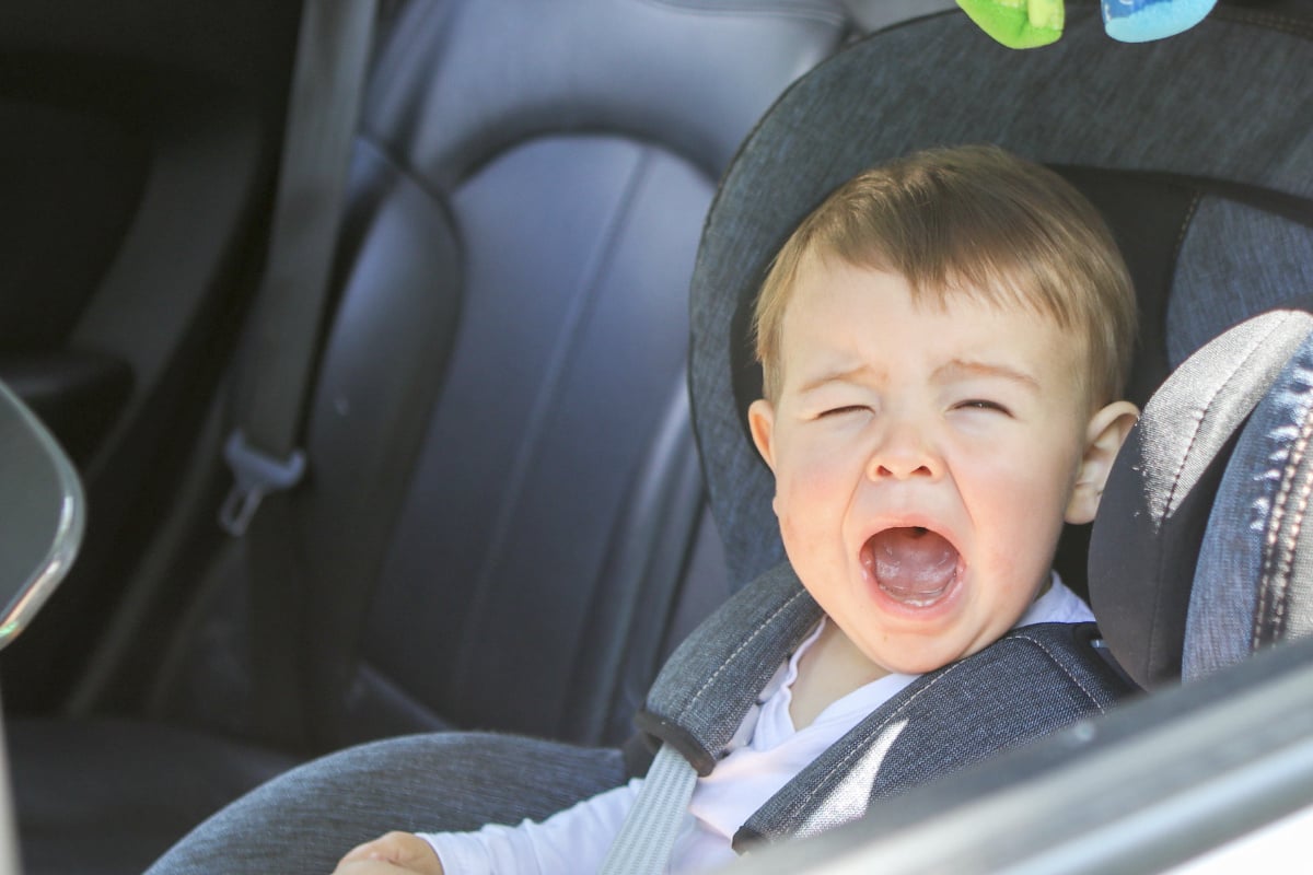 Mutter unter Schock: Kleinkind schließt sich selbst in brütend heißen Auto ein!