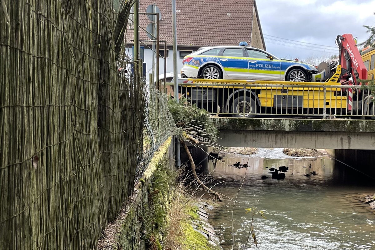 Streifenwagen-geschrottet-Zwei-Polizisten-landen-im-Bach