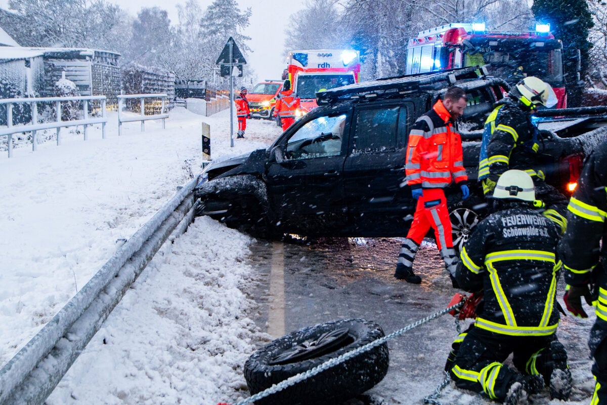 Frontalcrash-auf-schneebedeckter-Stra-e-Zwei-Verletzte