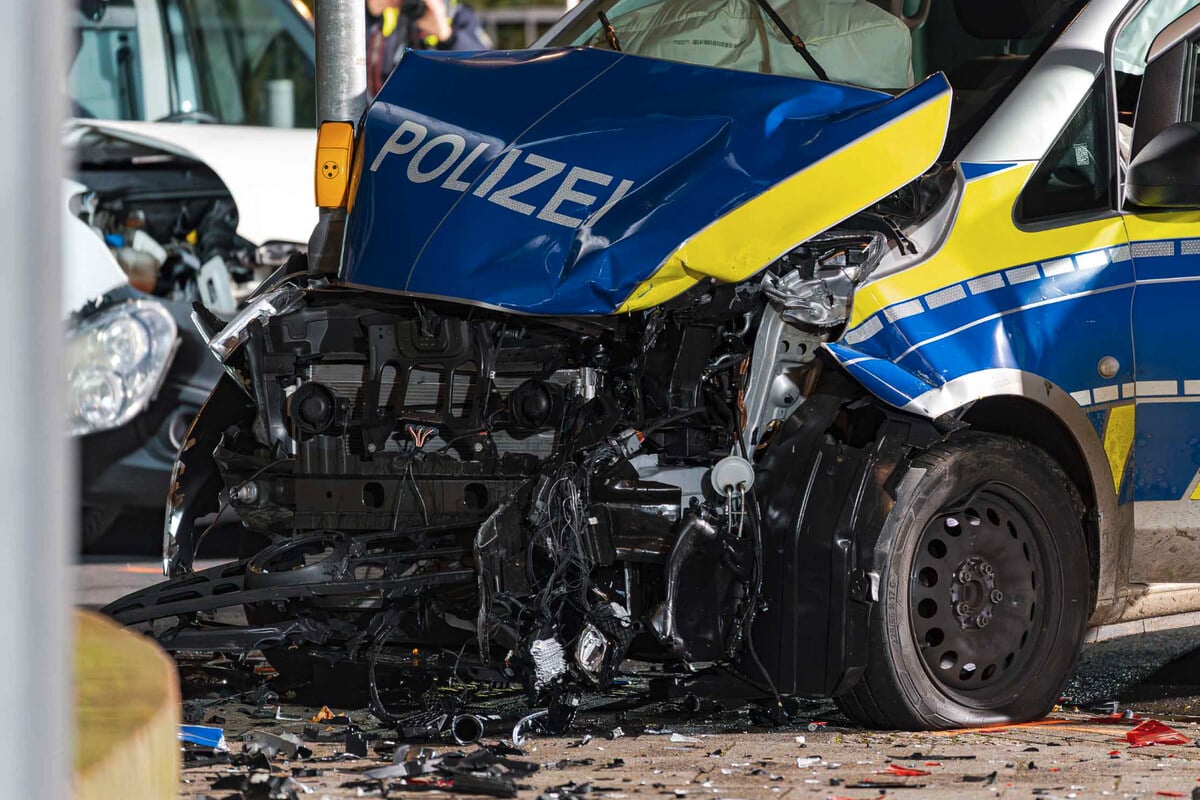 Knall-an-K-lner-Kreuzung-Streifenwagen-in-Unfall-verwickelt