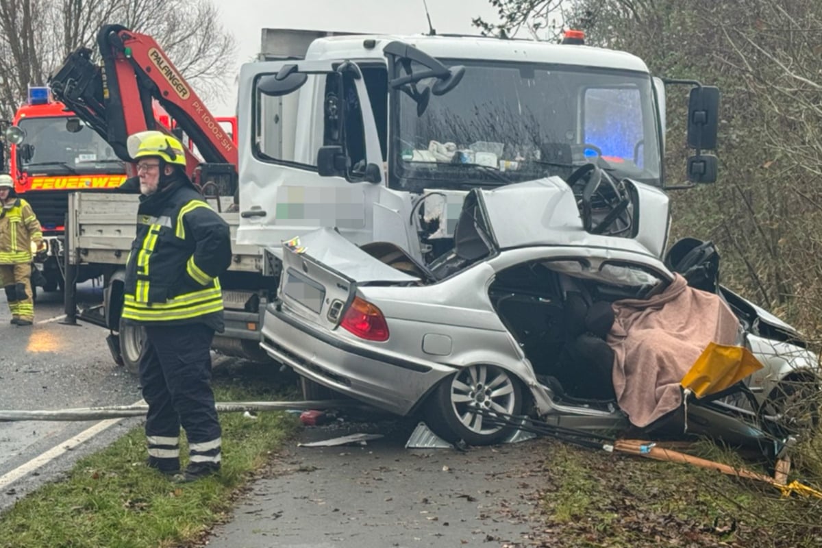 BMW-Fahrer kracht beim Überholen in Lkw: Drei Tote im Norden