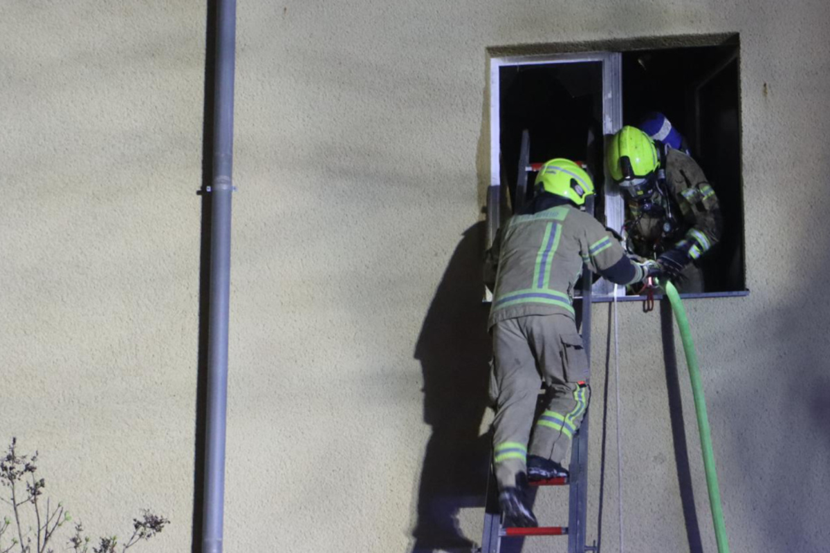 Feuerwehr rettet vier Menschen und Hund aus brennender Wohnung