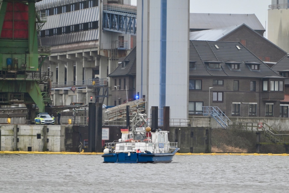 Binnenschiff im Hamburger Hafen gesunken: 3500 Liter Diesel geladen