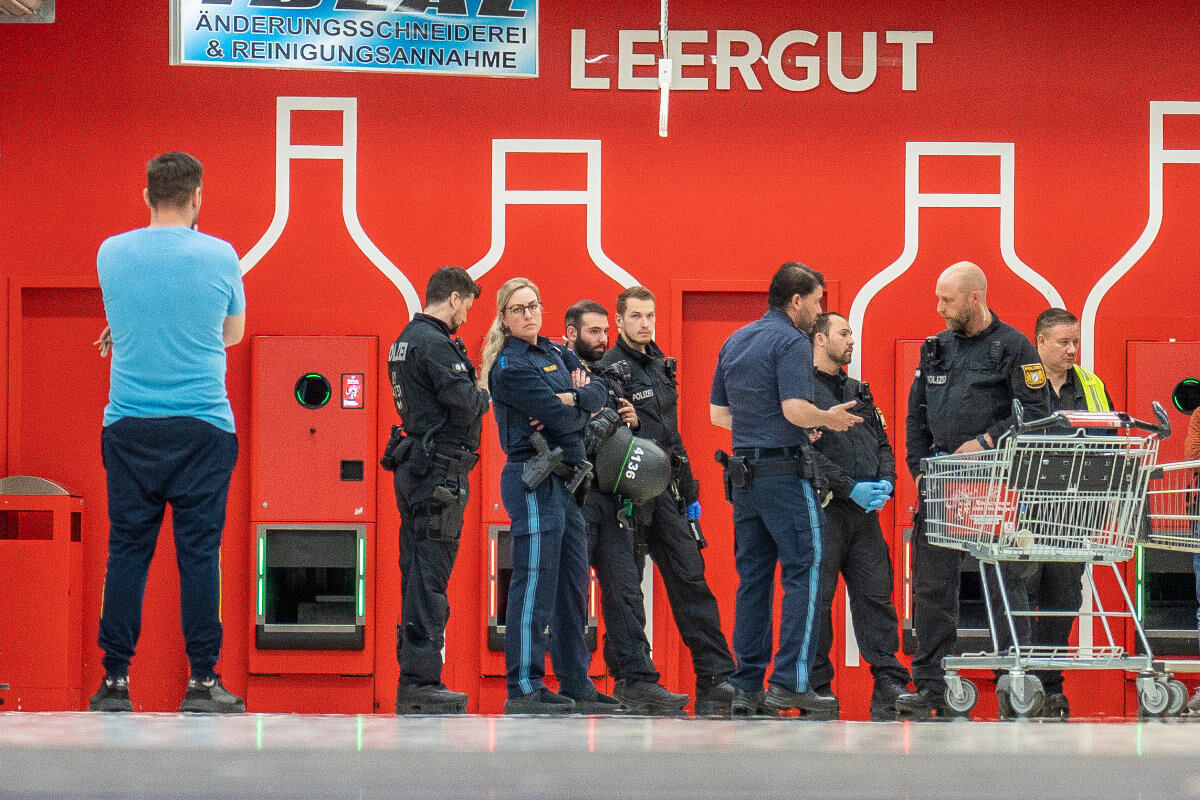 Messer-Attacke in Nürnberger Friseursalon: Polizei-Großeinsatz im Einkaufszentrum