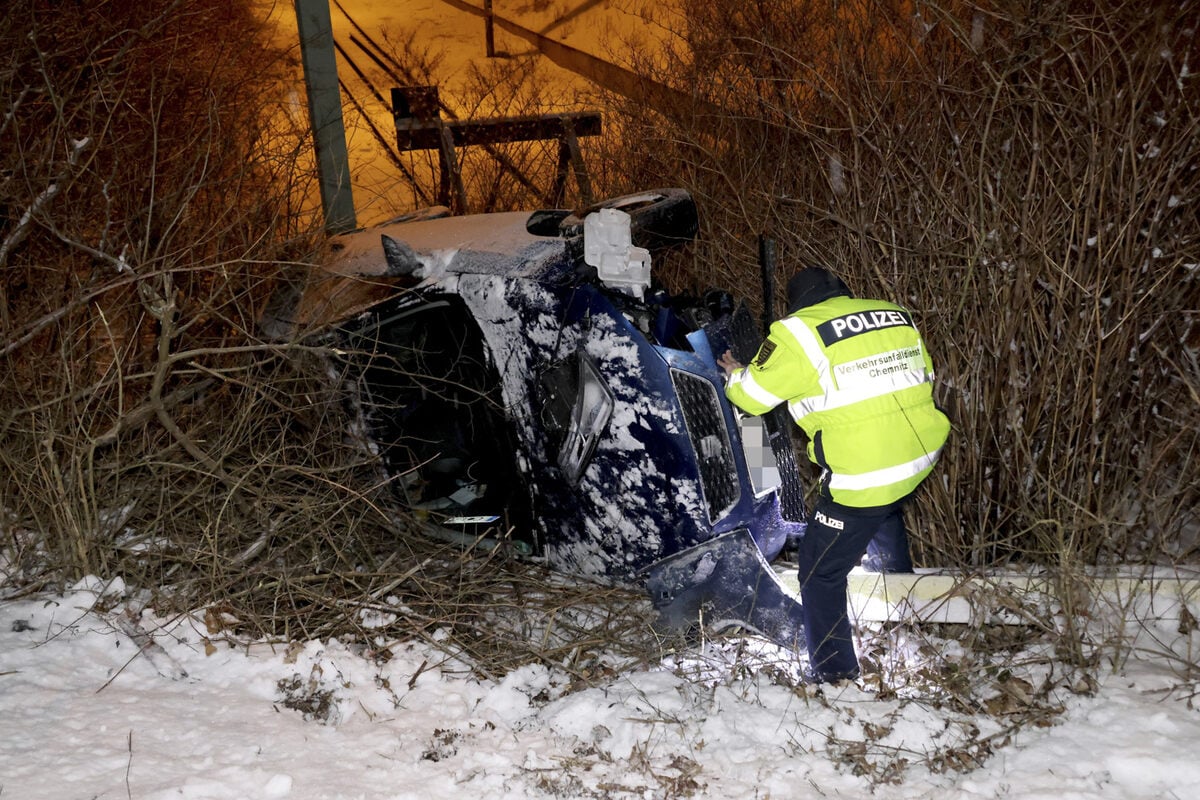 Schwerer-Unfall-in-Chemnitz-Seat-berschl-gt-sich-und-bleibt-in-Geb-sch-liegen