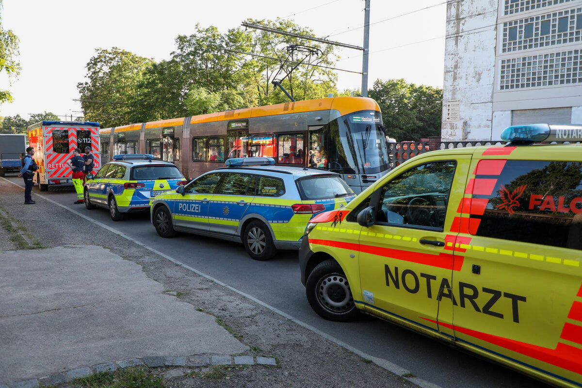 Mann geht auf Passagiere los: Zwei Verletzte bei Schlägerei in Leipziger Straßenbahn