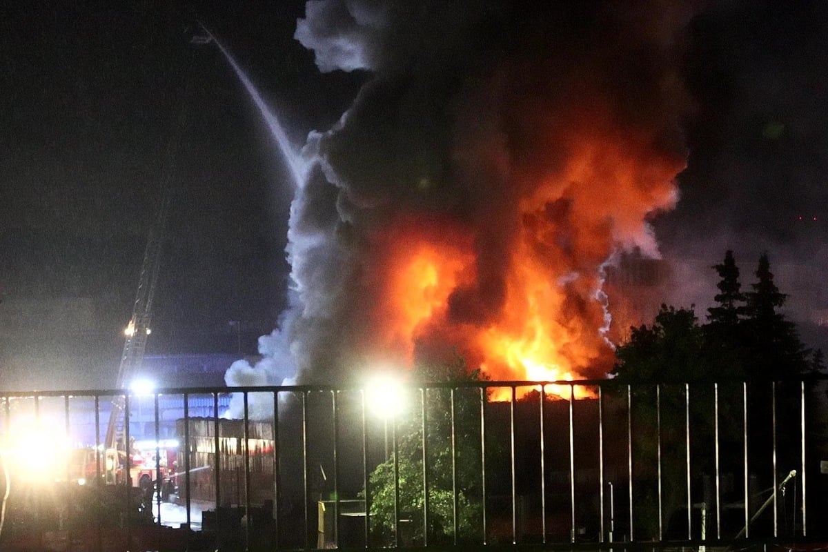 Großeinsatz in Neukölln: Recyclinghof brennt lichterloh