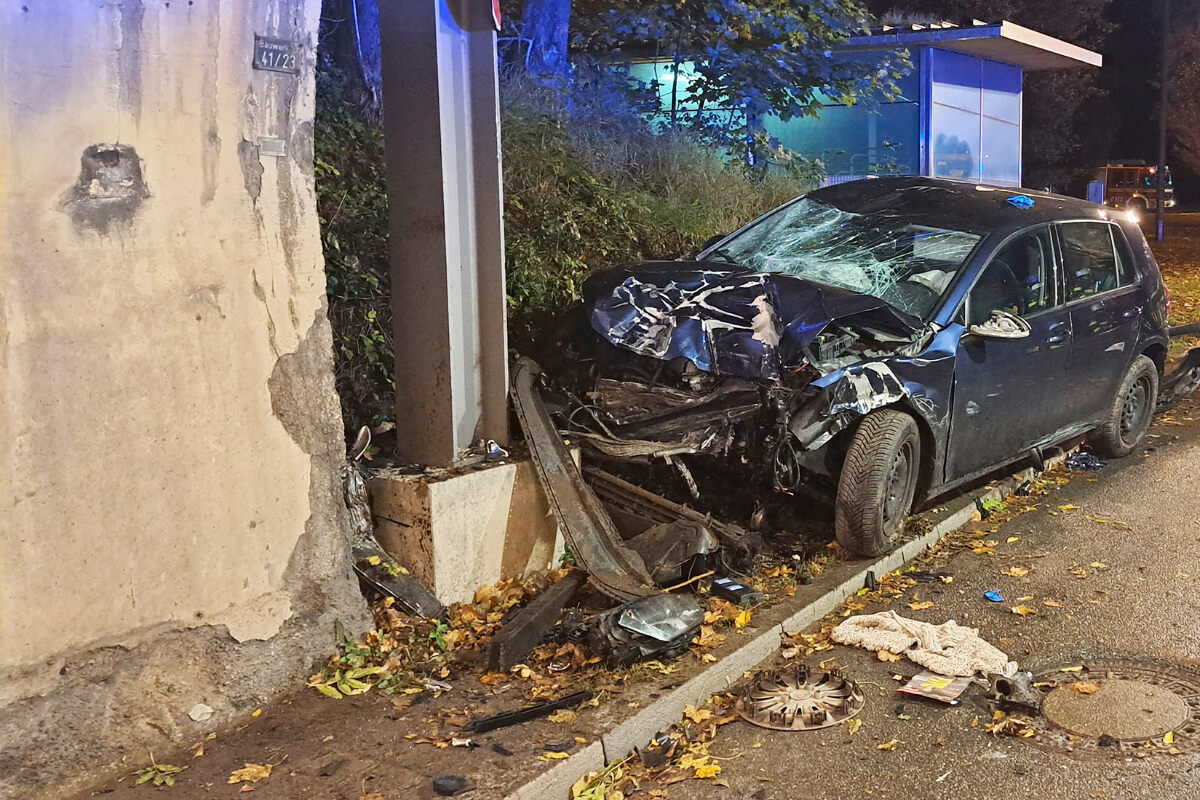 Unfall in München: Mann kracht in Berg am Laim mit Auto frontal gegen