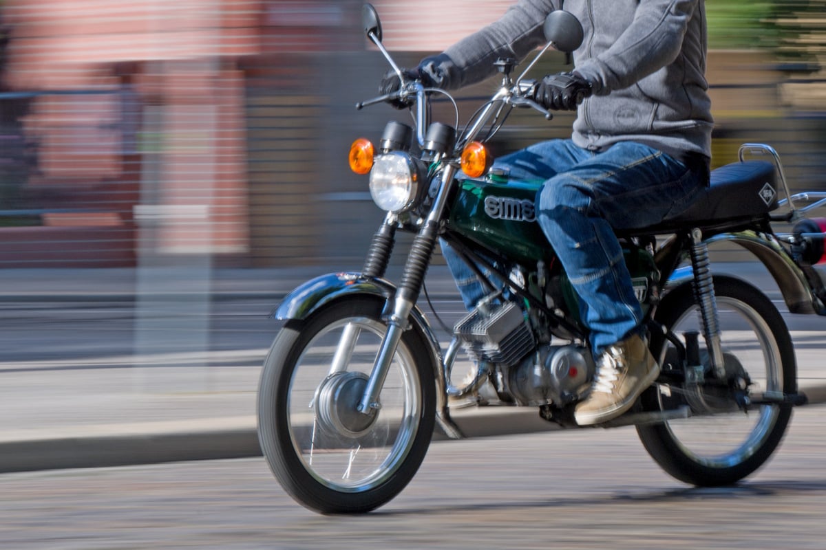 Sehr-junger-Motorradfahrer-nach-Unfall-schwer-verletzt