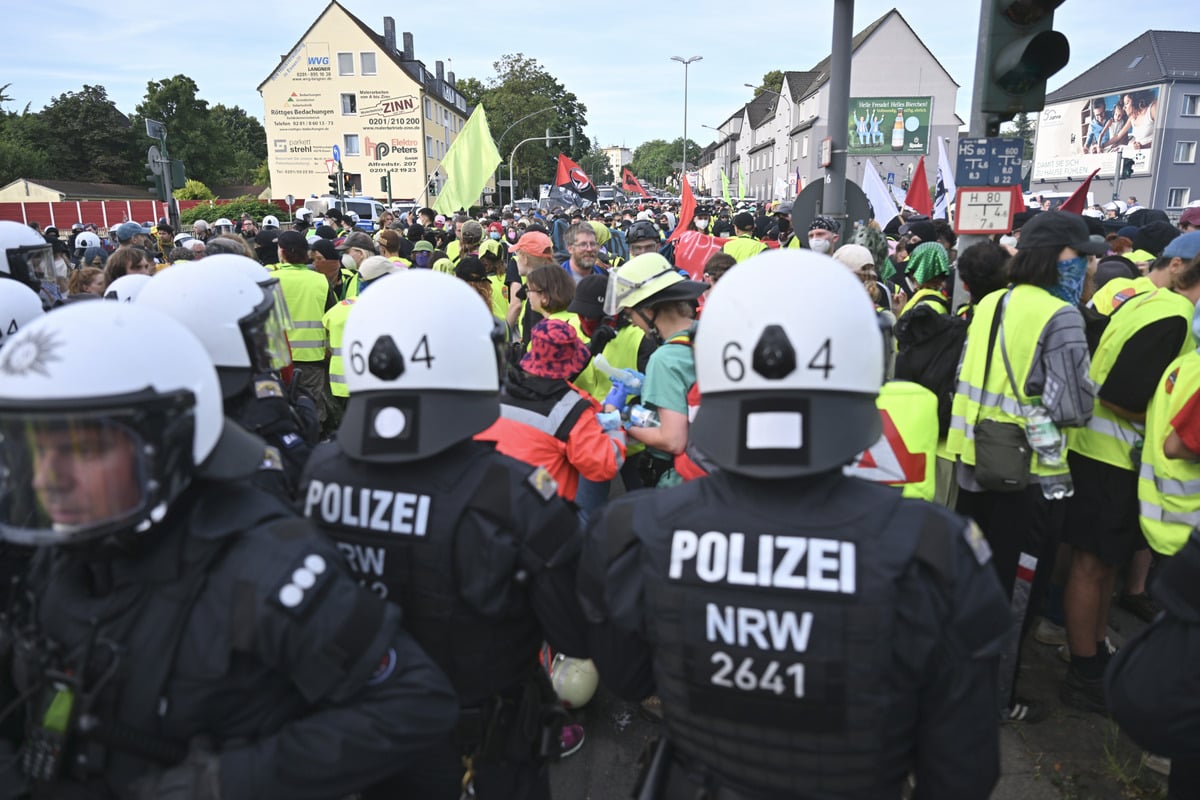 AfD-Parteitag in Essen: Erster Zusammenstoß von Polizei und Demonstranten!