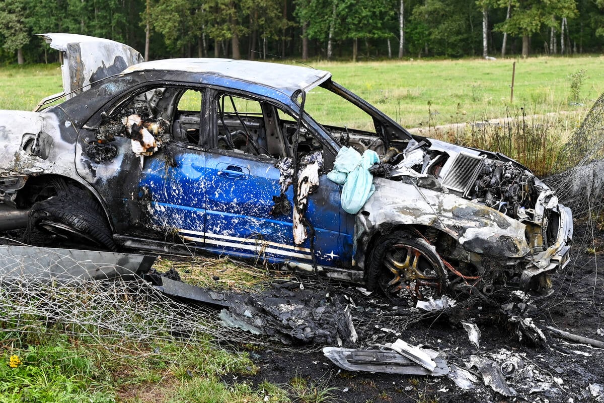 Horror-Crash in Sachsen: Subaru überschlägt sich auf A4 und brennt aus!