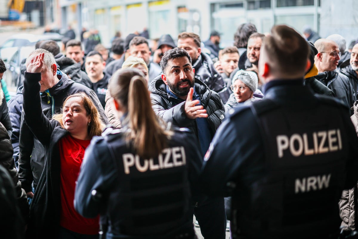 Millionen-Coup-in-Sparkasse-Polizei-vernimmt-ab-Montag-Tausende-Opfer