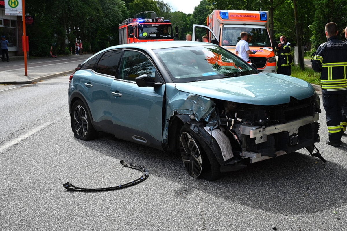 Citro-n-kracht-gegen-Stra-enlaterne-Kind-sitzt-mit-im-Wagen