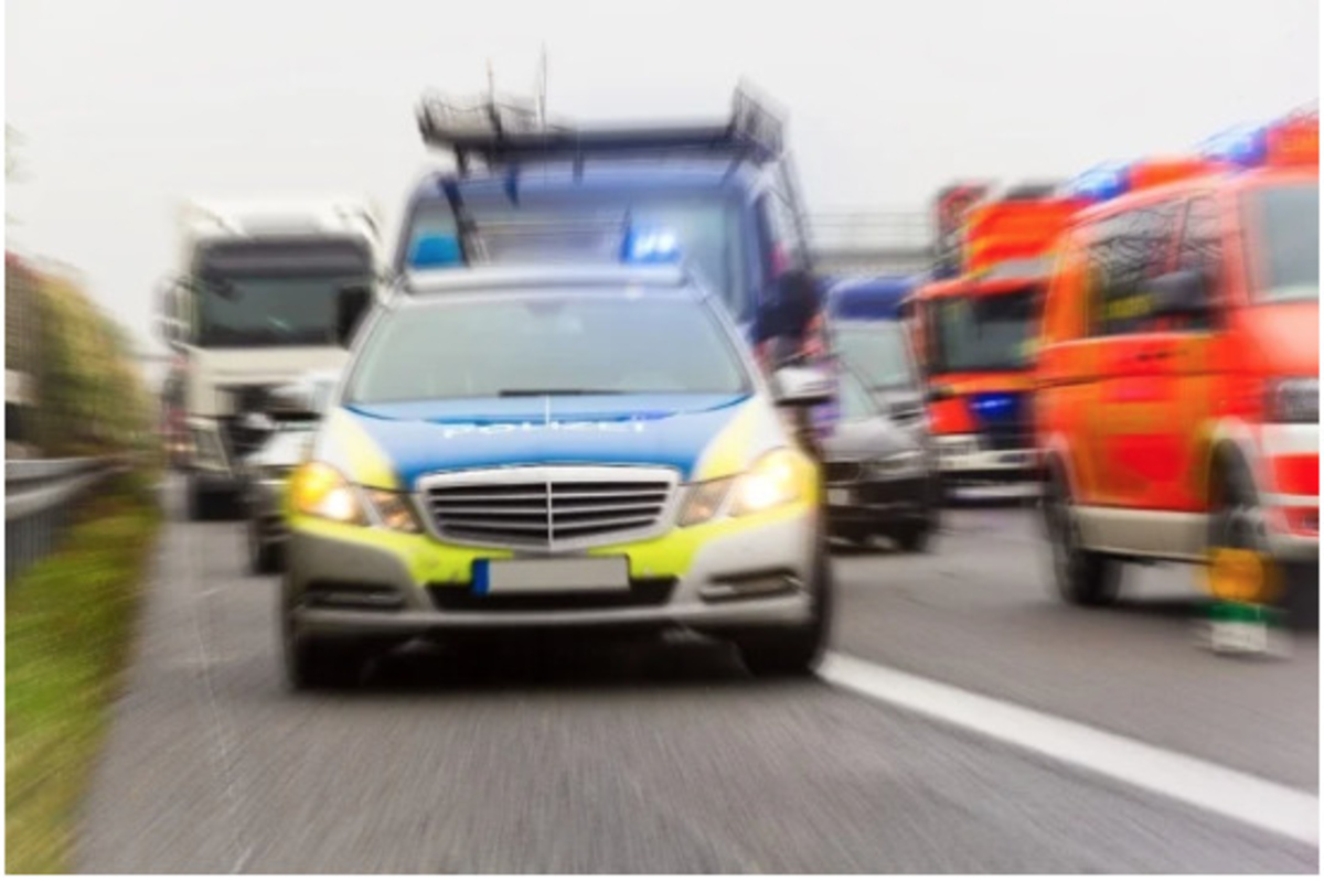 Vollsperrung auf der A1 nach Köln: Mehrere Autos in Crash verwickelt!
