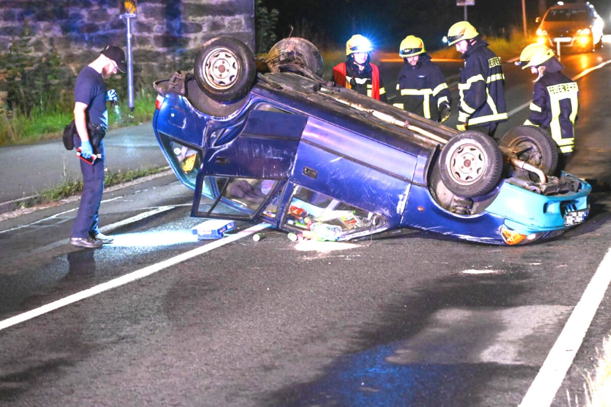 Unfall in Sachsen: Suzuki überschlägt sich und landet auf dem Dach!