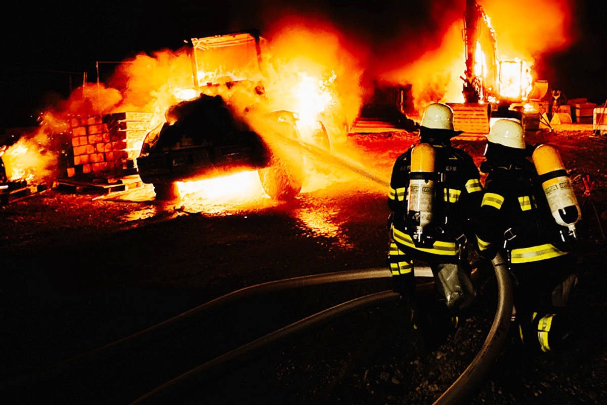 Fahrzeuge auf Baustelle in München stehen in Flammen: Großeinsatz für die Feuerwehr