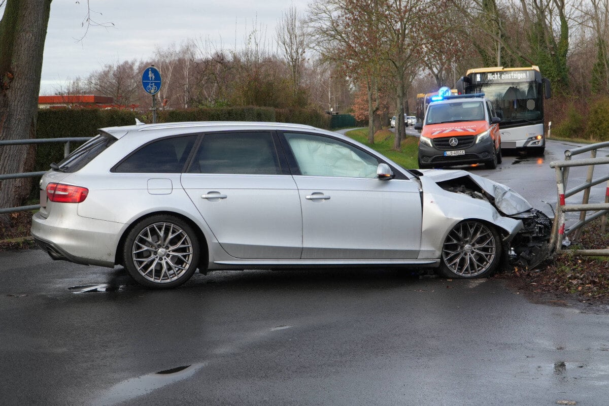 Audi-kracht-in-Gel-nder-und-blockiert-bergang-Unfall-sorgt-f-r-Stau-in-Leipzig